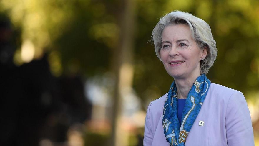 La historia del pañuelo con el que Von der Leyen afronta un día clave en Granada