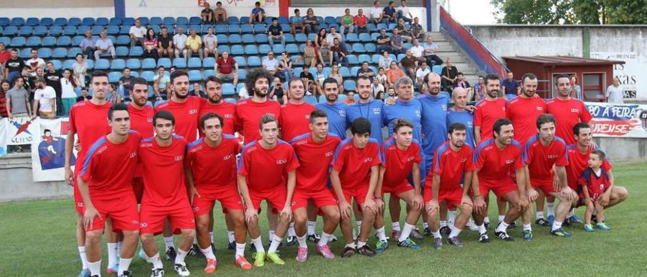 Los jugadores de la UD Ourense, antes de su primer entrenamiento en O Couto. // Iñaki Osorio