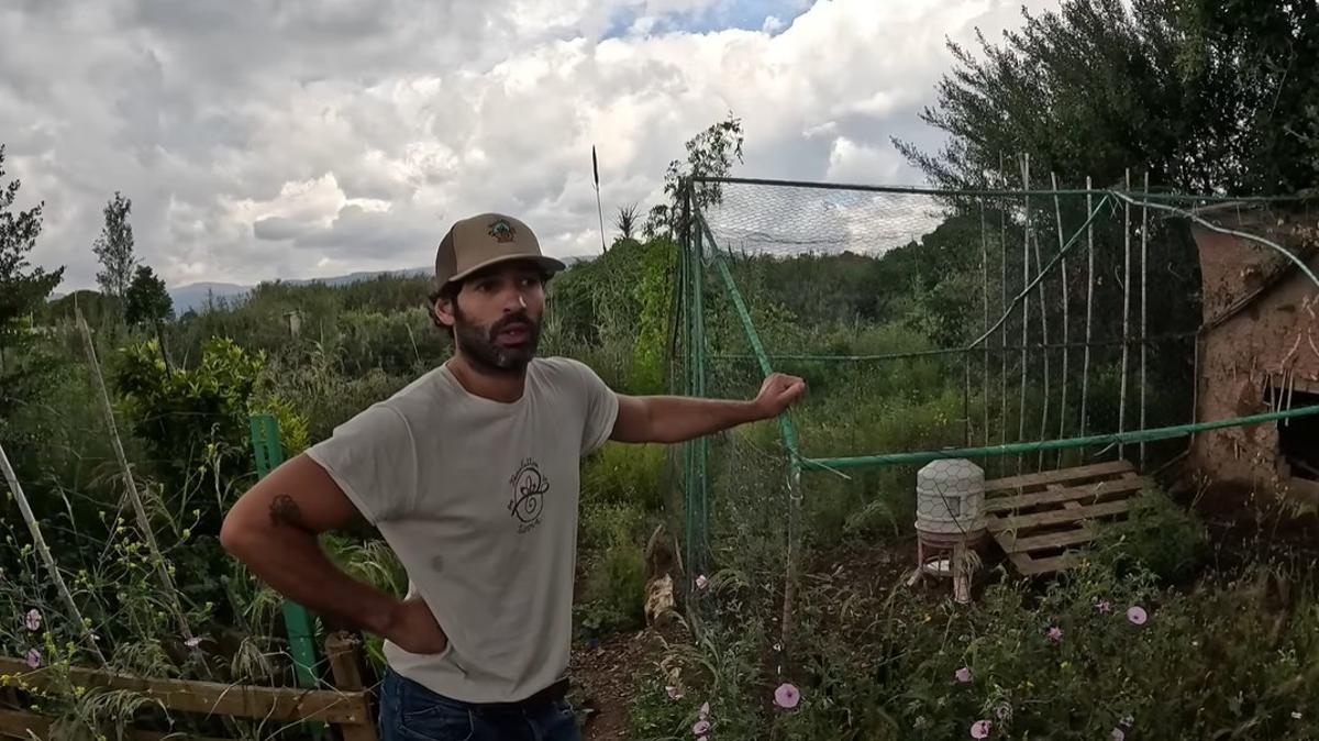 Boris enseñando el gallinero que tiene en casa.
