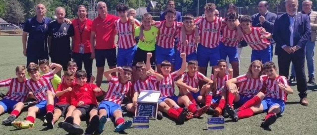 Los infantiles del Sporting celebran el triunfo en Ponferrada. | RSG