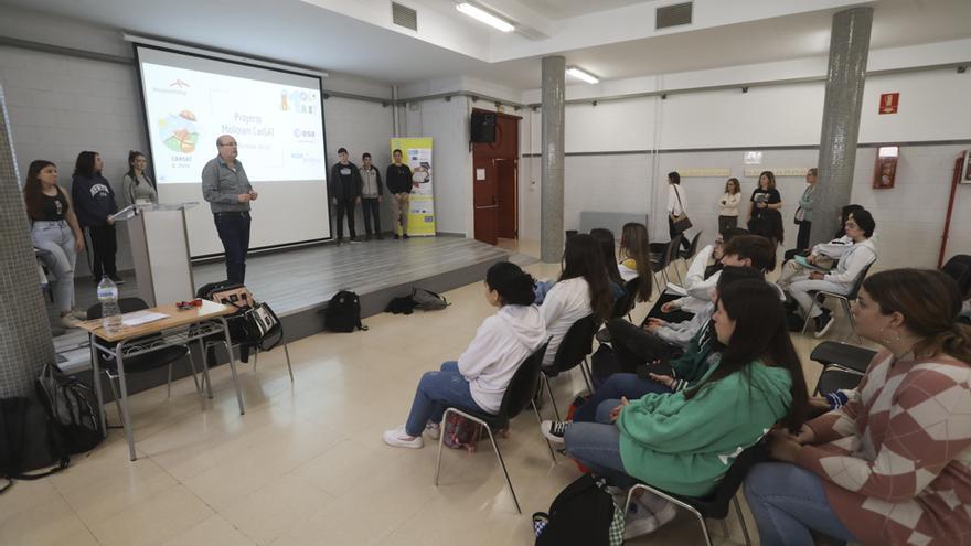 Estudiantes del IES María Moliner del Port de Sagunt presentan un proyecto para lanzar un minisatélite