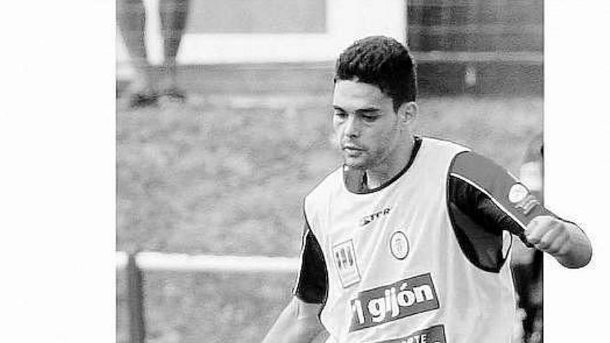 Alberto Botía, en un entrenamiento en Mareo.