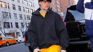 zentauroepp47011078 new york  ny   february 17   justin bieber goeses skateboard190221112038