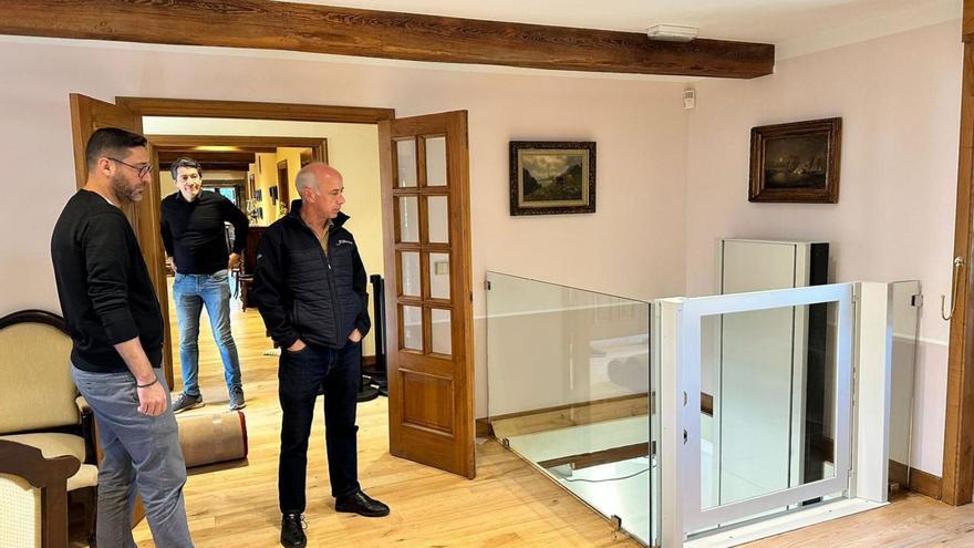 Gonzalo Durán contempla el interior de la casa de O Cuadrante tras las obras.