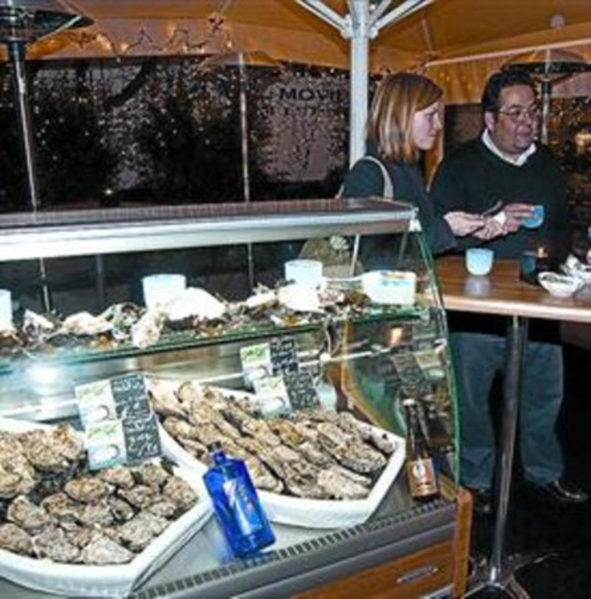 El restaurant Icho planta al carrer una vitrina amb ostres_MEDIA_1 El restaurant Icho planta al carrer una vitrina amb ostres_MEDIA_1