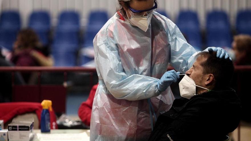 Foto de archivo de un sanitario realiza test de antígenos de detección del Covid-19