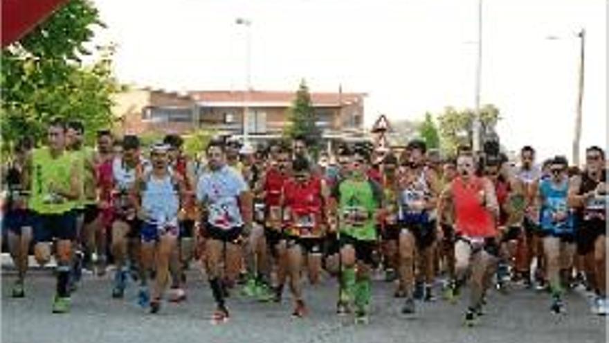 Sortida de la cursa sènior masculina al passeig de Circumval·lació