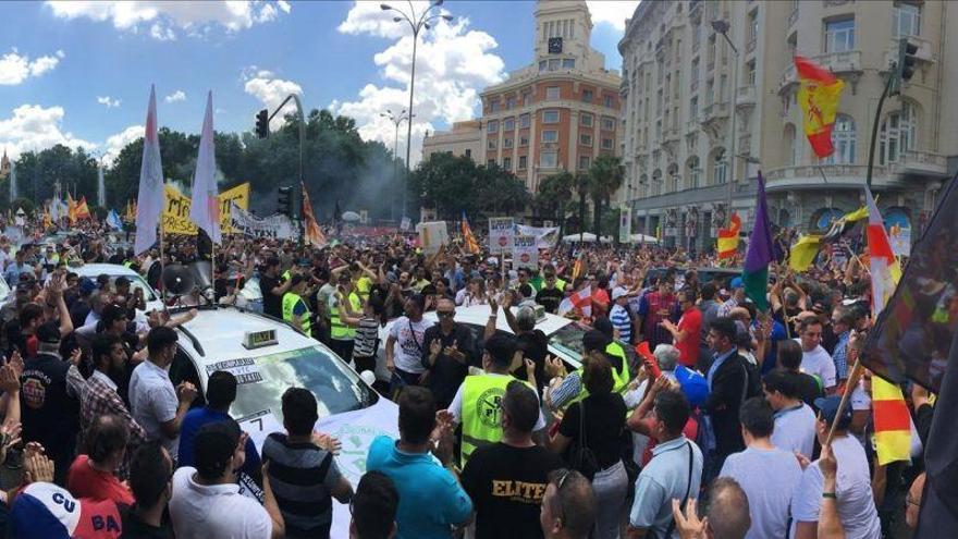 La Asociación Nacional del Taxi convoca huelga por la sentencia catalana de los VTC