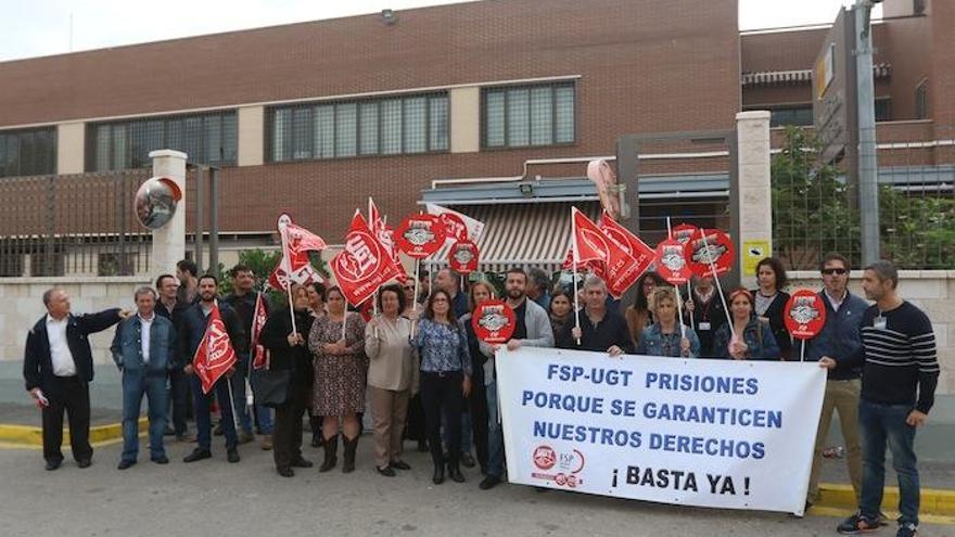 La protesta se desarrolló ayer a las puertas del CIS.