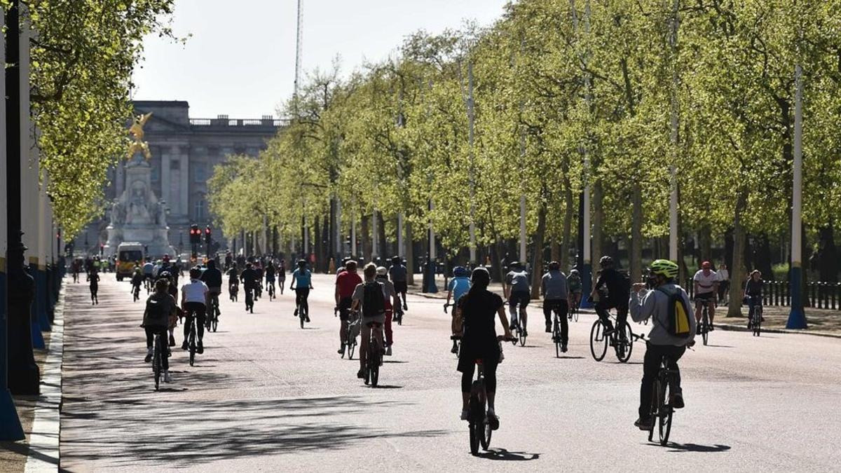 Ciclistas en los alrededores del palacio de Buckingham, este domingo.