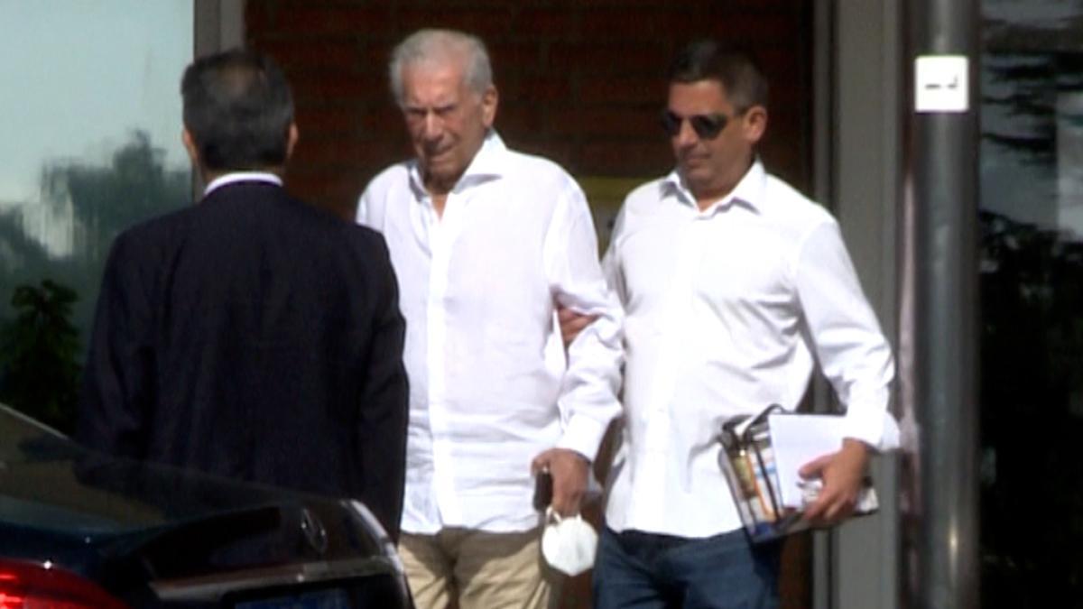 Mario Vargas Llosa recibe el alta tras seis días ingresado por covid-19