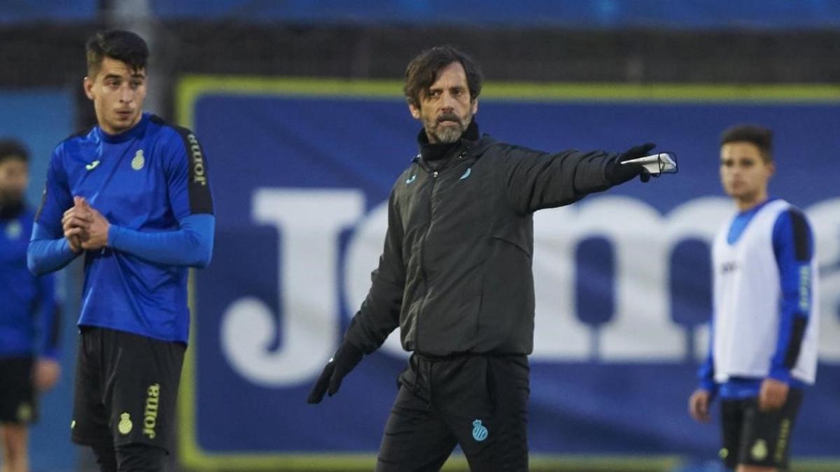 Quique Sánchez Flores, junto a Marc Roca, dirige un entrenamiento del Espanyol.