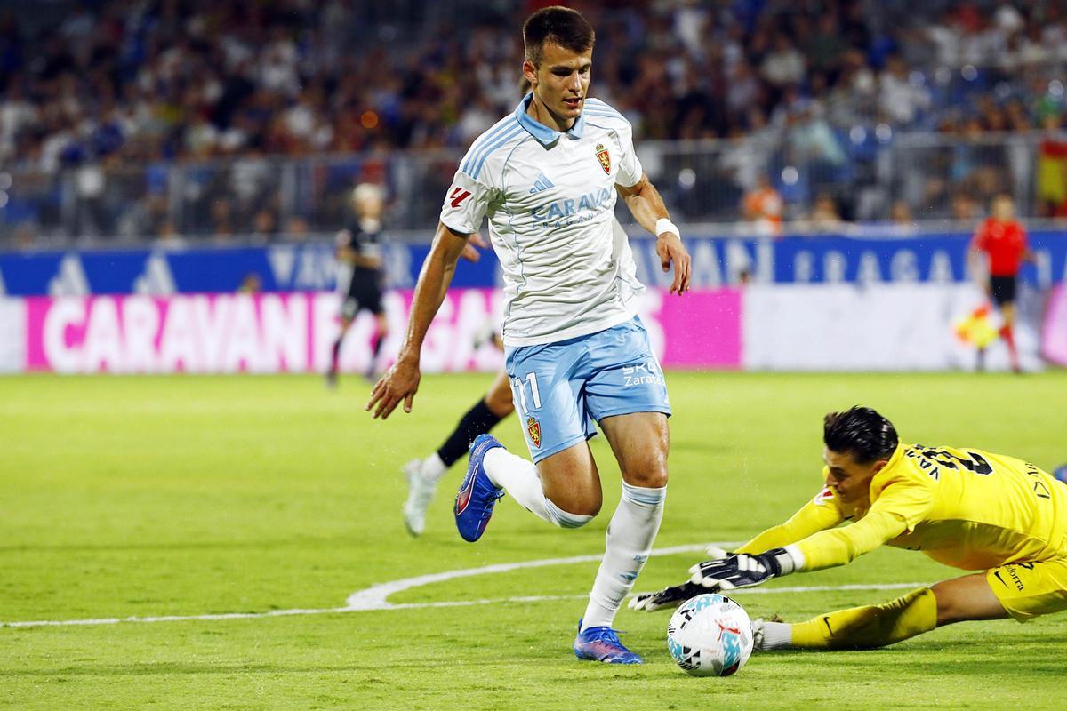 Bazdar regatea al portero para anotar su único gol en este curso, ante el Andorra.