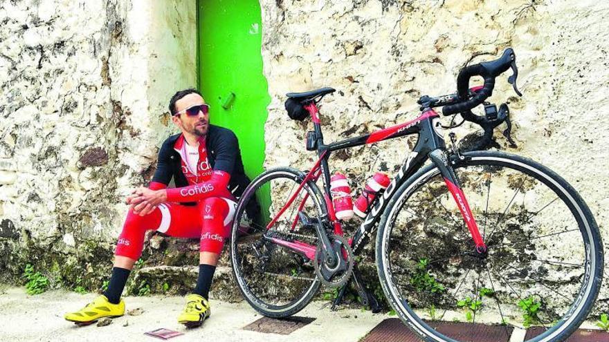 El ciclista malagueño Luis Ángel Maté vestido de los colores de Cofidis.