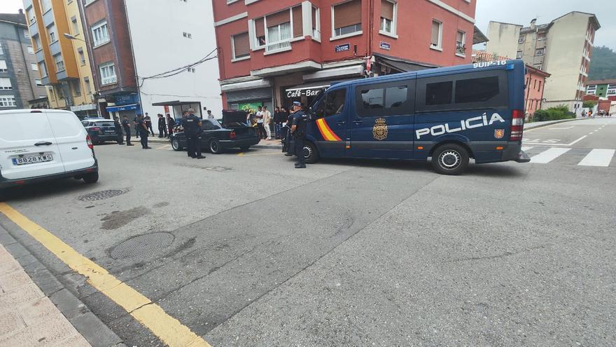 Impresionante despliegue policial ante el aviso de una pelea en Mieres