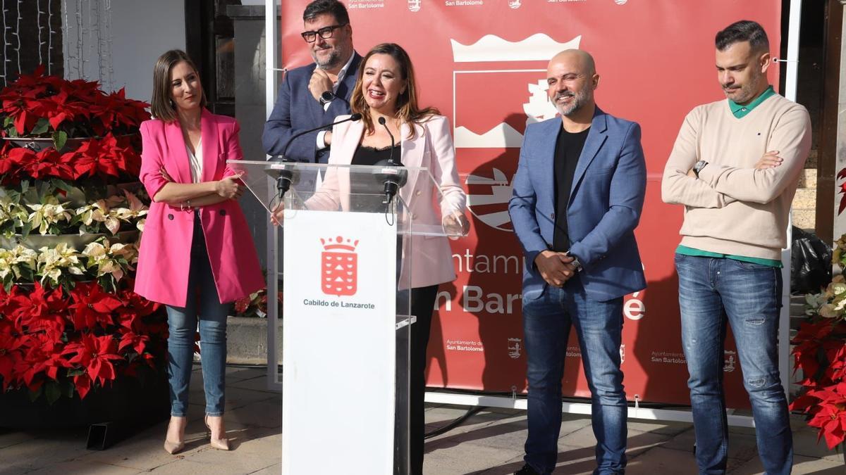 Alicia Peñate, Isidro Pérez, María Dolores Corujo, Paco Luis Quintana y Daniel Calero, hoy, durante la presentación de las Campanadas del RTVC en la plaza de San Bartolomé