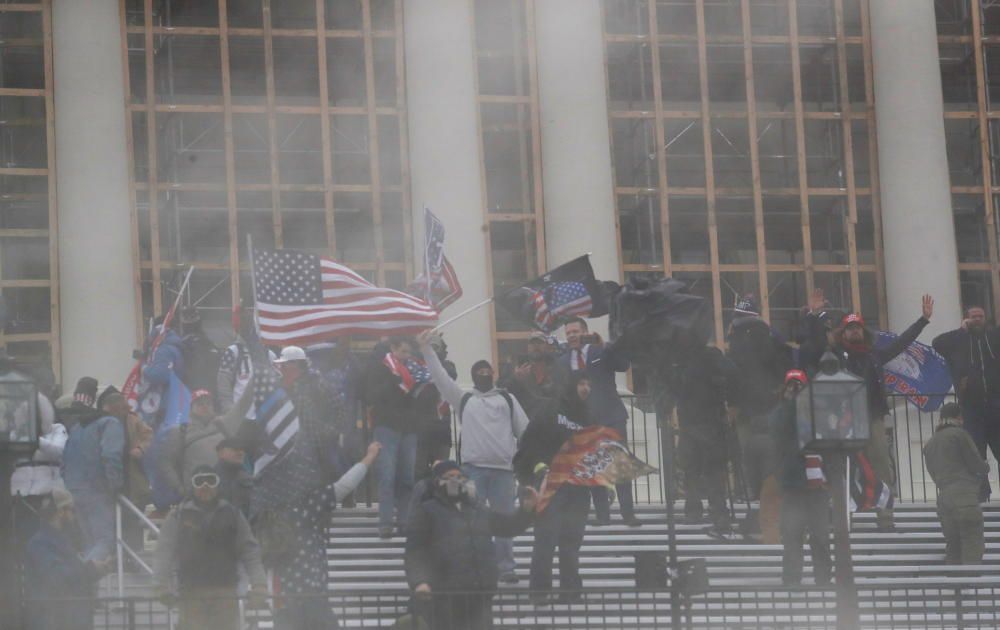 Una torba de seguidors de Trump assalta el Capitol