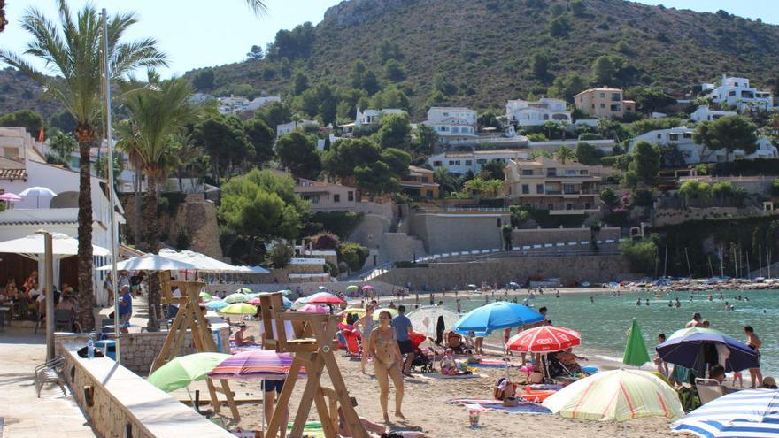 Las sillas de vigilancia seguían vacías pasadas las 11 de la mañana y con la playa ya repleta.