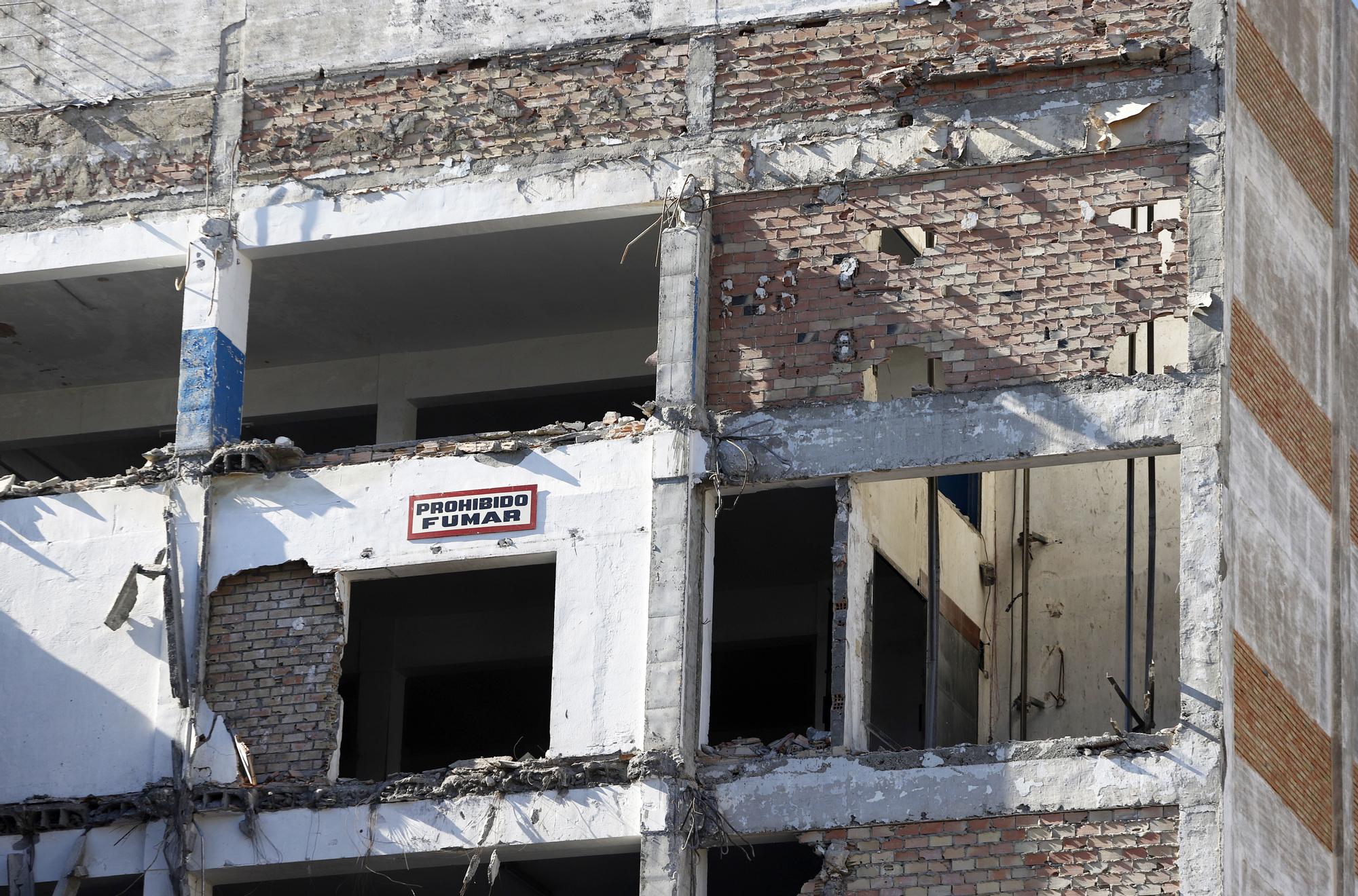 Demolición del antiguo edificio de la Flex en la Carretera de Cádiz.