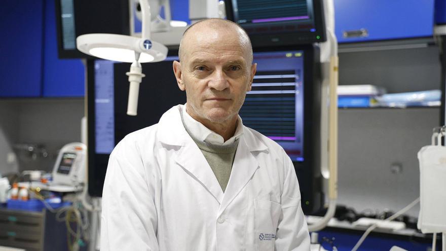 El doctor González Juanatey se jubila tras casi 20 años como jefe de Cardiología del CHUS