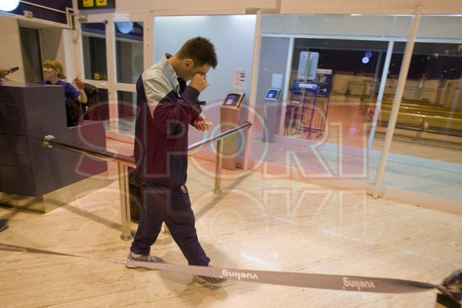 Messi, triste y abatido en el aeropuerto de Sevilla