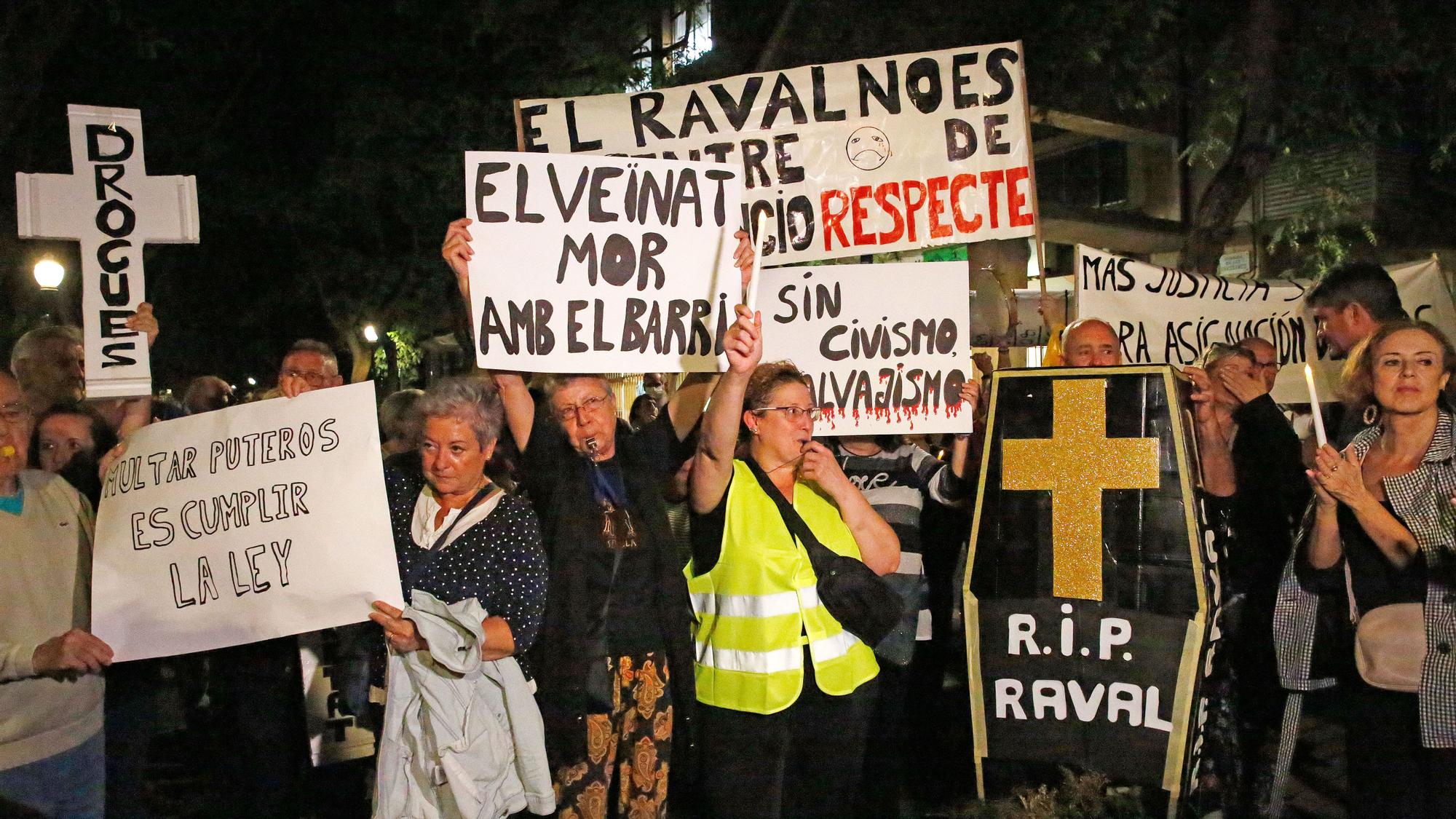 BARCELONA 20/10/2022 Manifestació veïnal contra la degradació al Raval (brutícia, droga). Desconeixem qui la convoca o afluència.       FOTO:ALVARO MONGE