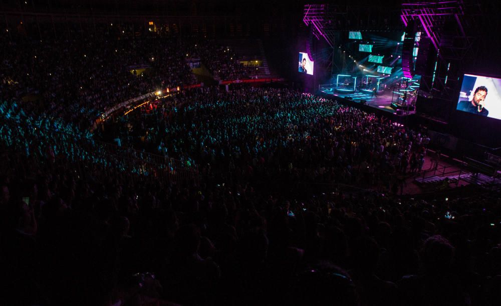 El almeriense inauguró los conciertos de verano de la provincia en una abarrotada Plaza de Toros.