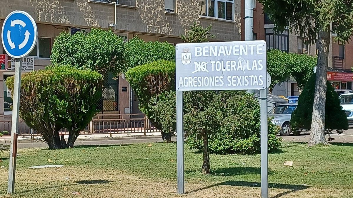El cartel vandalizado en la rotonda proxima a los IES de Secundaria, en Federico Silva.