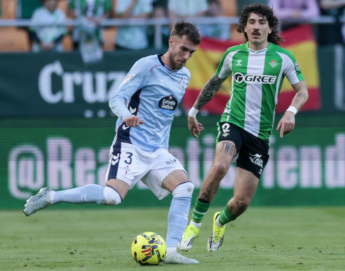 Óscar Mingueza intenta regatear al bético Héctor Bellerín en un momento del partido.
 | LOF