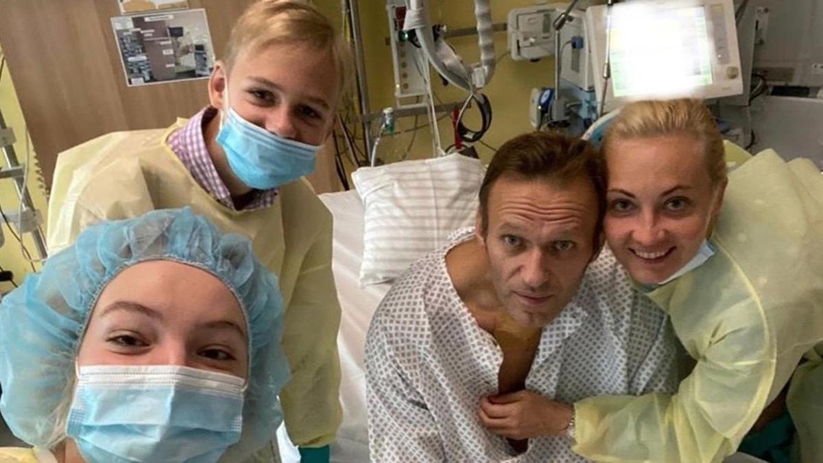 Alekséi Navalni con su familia en el hospital.