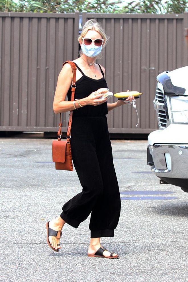 Naomi Watts, con mono negro y sandalias planas a juego