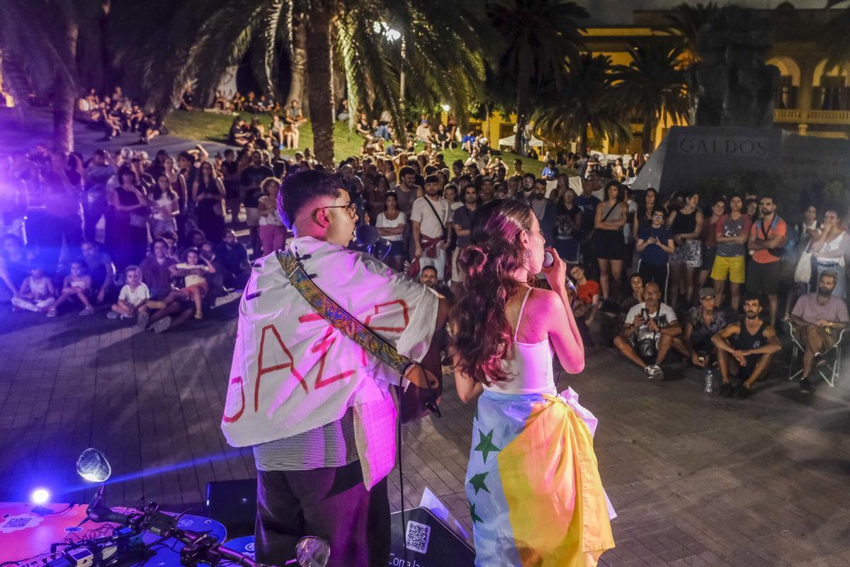 Conciertos en el segundo día de la acampada por la vivienda en la Plaza de La Feria, en Las Palmas de Gran Canaria