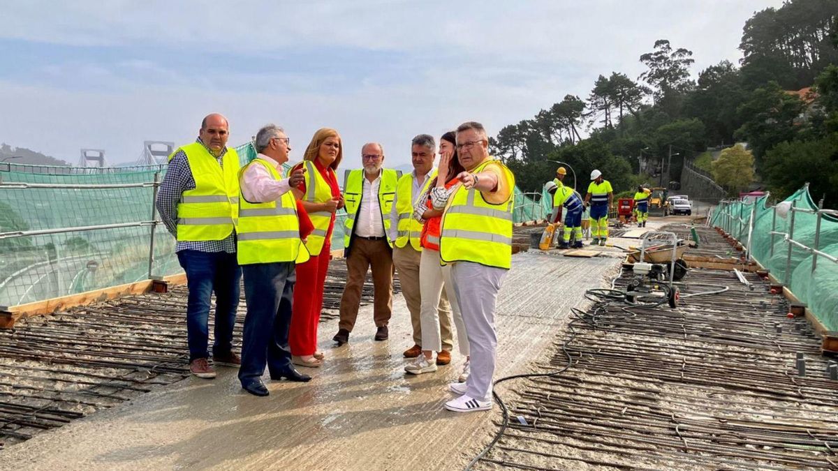 Abel Losada y Digna Rivas, durante la visita a las obras de ampliación del puente de Trasmañó.