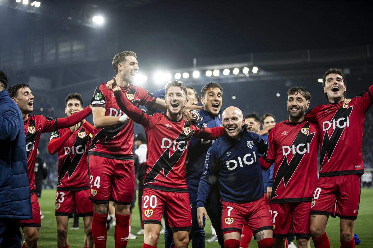 Los jugadores del Rayo celebran el pase a la final.