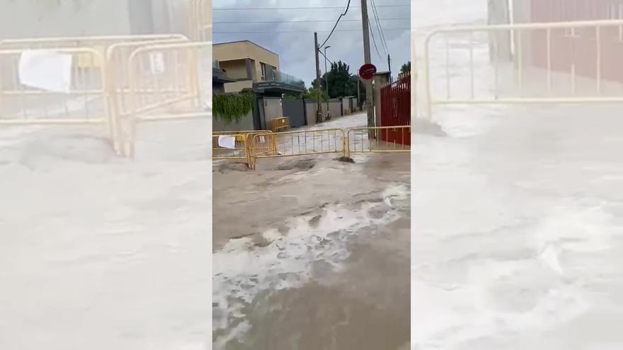 Los bomberos trabajan en las inundaciones que dejó la tormenta en Cuarte