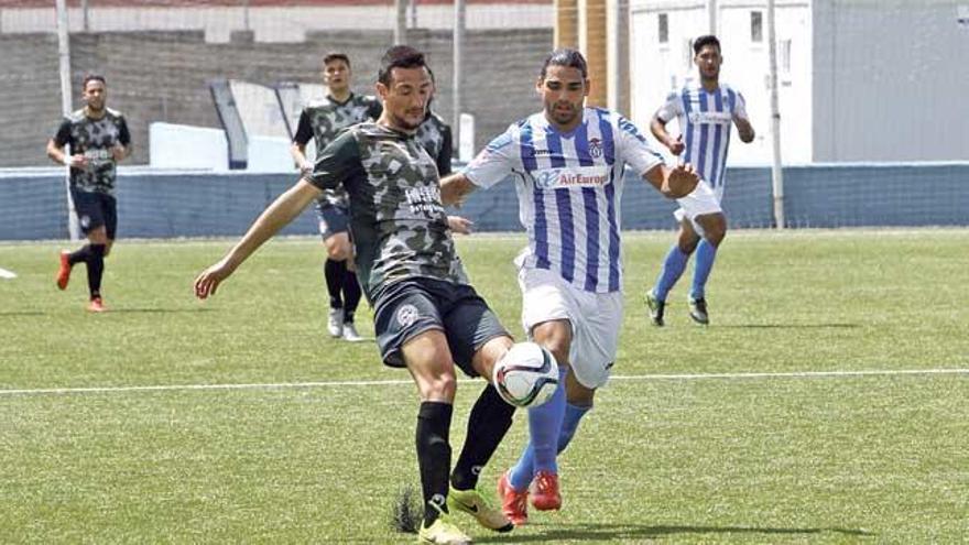 Rubén Jurado pugna por el balón en la medular ante un adversario.