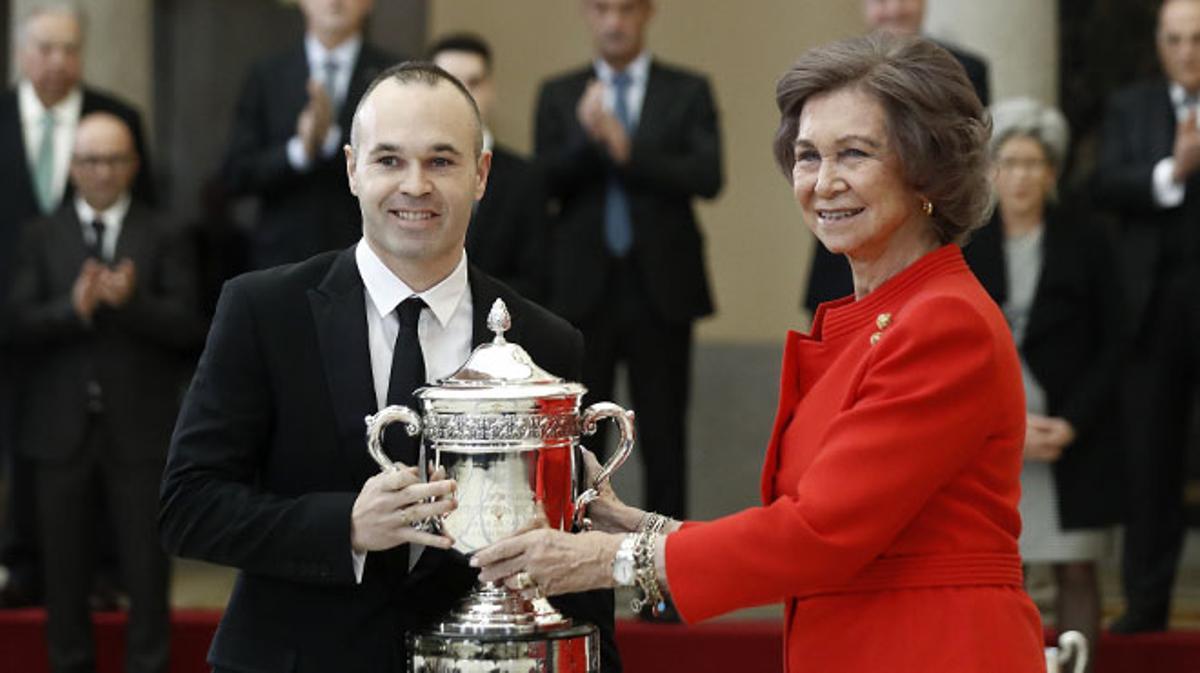 Iniesta recibe el premio nacional del deporte por su contribución al ’juego limpio’, de manos de la Reina Sofía.