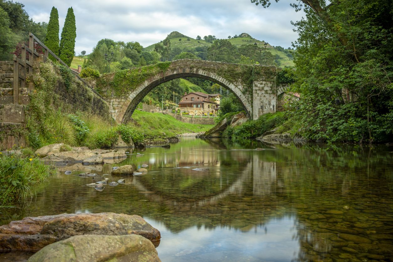 Imagen de un puente en Liérganes, Cantabria.