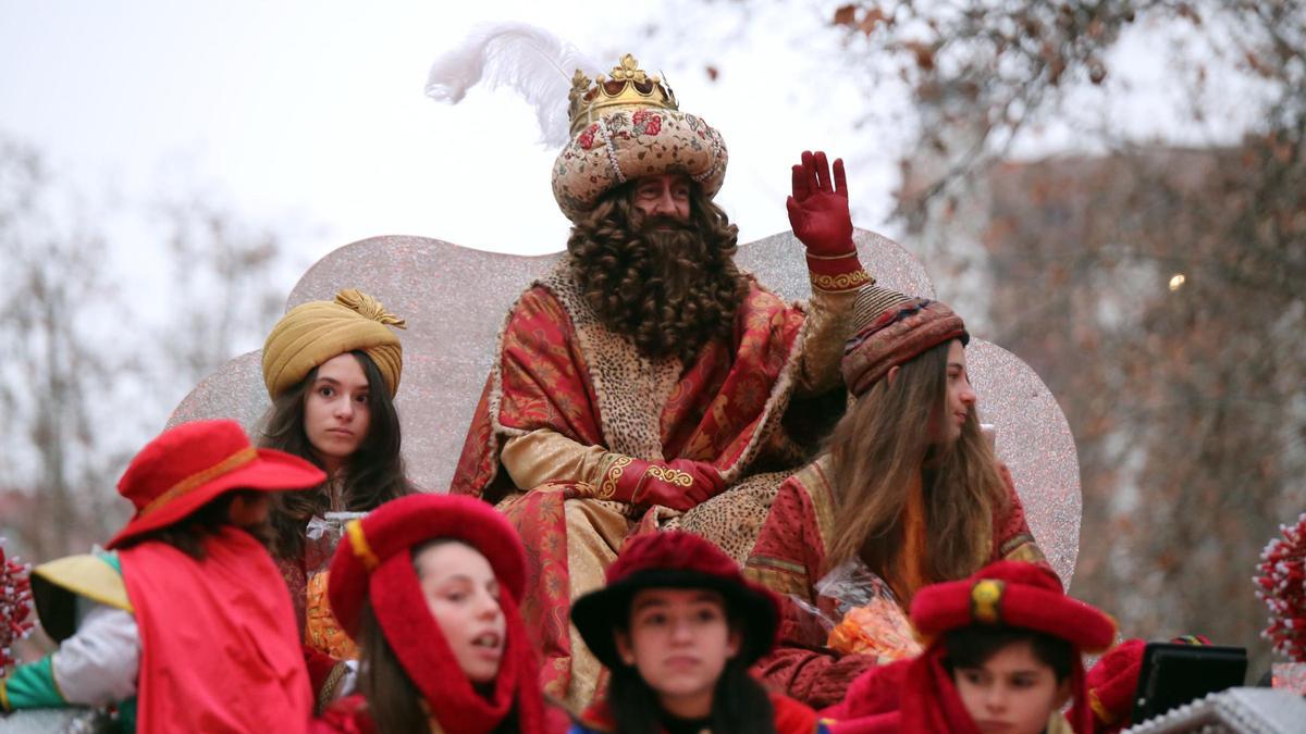 El Rey Gaspar saluda a los niños durante la Cabalgata de los Reyes Magos en Valladolid.