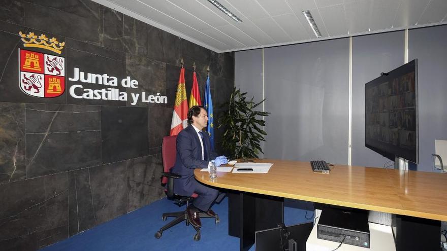 El presidente de la Junta, Alfonso Fernández Mañueco, en su reunión por videoconferencia del domingo con el presidente del Gobierno, Pedro Sánchez.