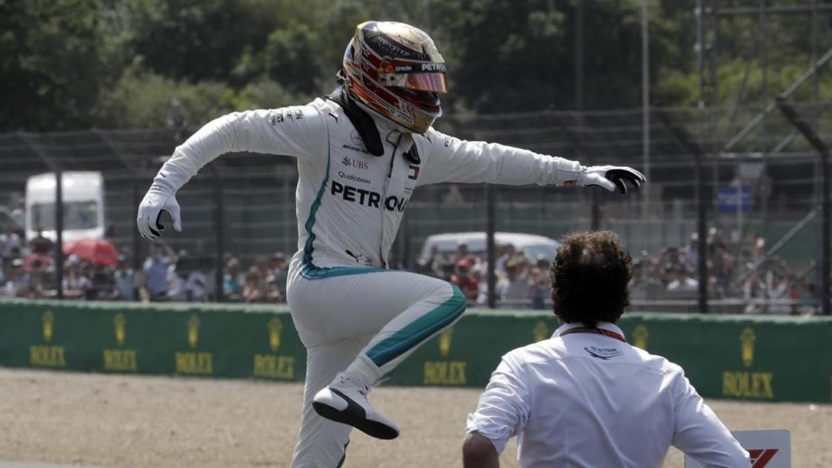 Lewis Hamilton muestra su alegría al salir de su Mercedes tras lograr una nueva 'pole' en Inglaterra.