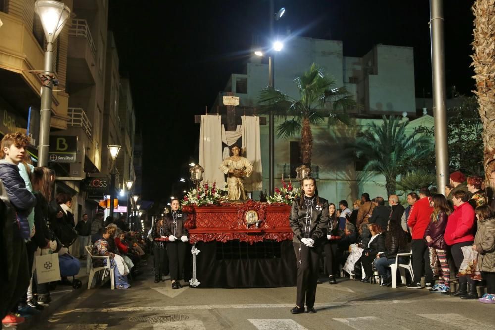 Miles de personas contemplaron el paso de las imágenes de las seis cofradías que participan en Lunes Santo