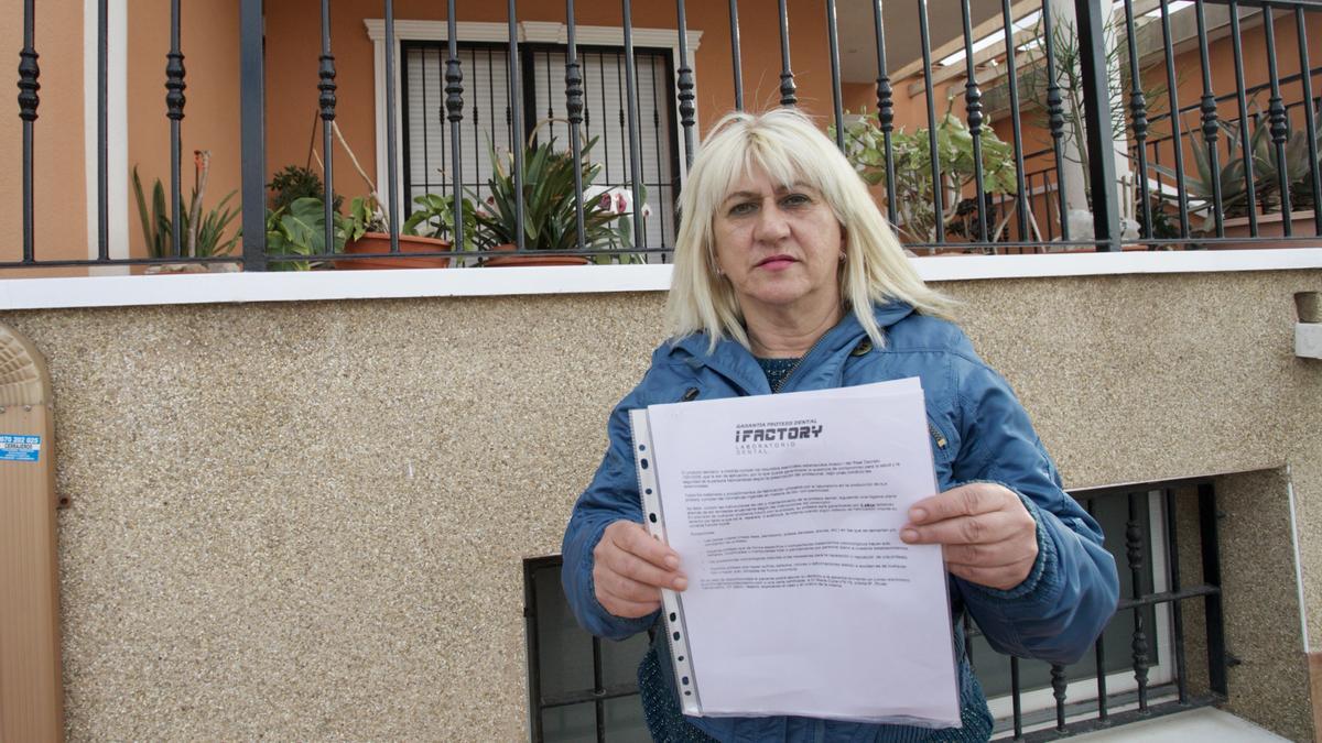 Joaquina Peñalver Sandoval, ayer en Las Torres de Cotillas, con papeles que demuestran que ganó el juicio y han de abonarle el dinero.