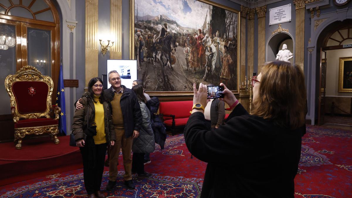 Varios visitantes se toman fotos en la primera de las Jornadas de Puertas Abiertas del Senado