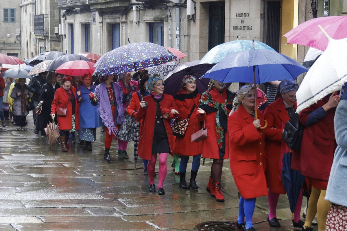 A comparsa de Maruxas e Coralias enche Compostela de cor