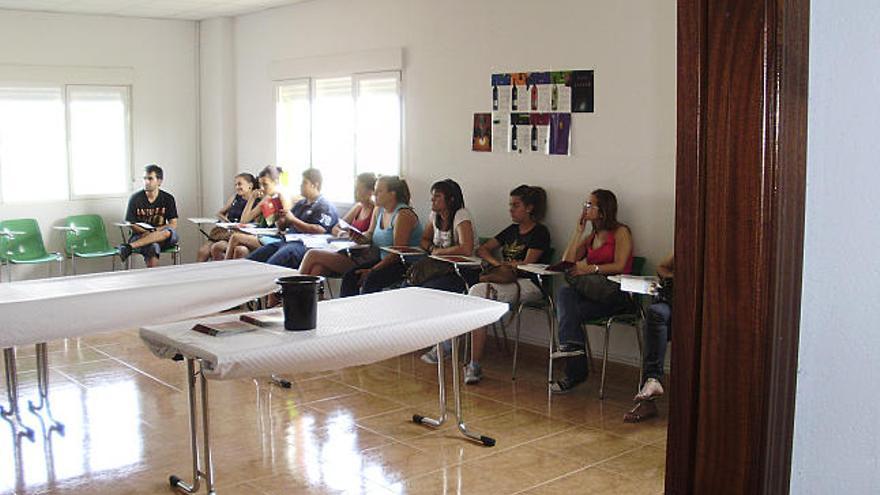 Los asistentes al curso de catas, atienden la explicaciones.