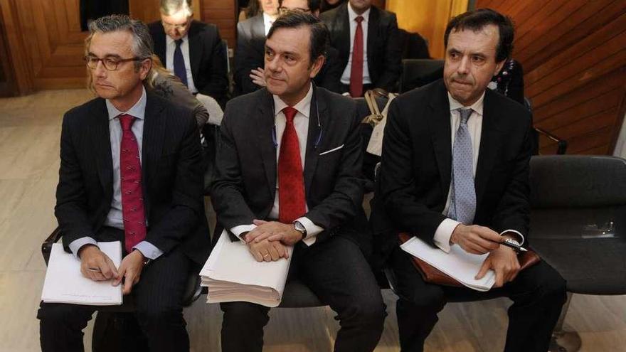 Roberto Tojeiro, en el centro, durante la vista oral del juicio celebrado en A Coruña a finales de 2014.