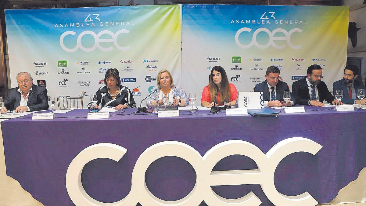 Ana Correa, en el centro durante su intervención en la asamblea de la COEC celebrada ayer en El Jimenado, en Torre Pacheco.