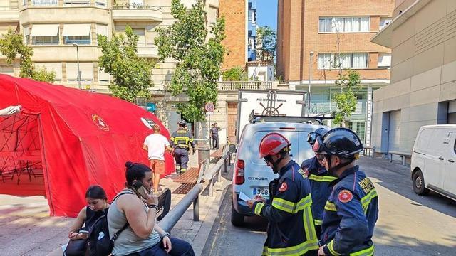 Bombers, tècnics i veïns del Putxet, a pocs metres del forat atribuït a l’L9