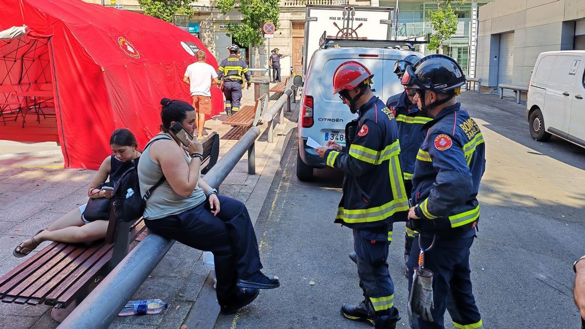 Los Bomberos inspeccionan este miércoles los bajos más afectados por el socavón de la L9 en el Putxet